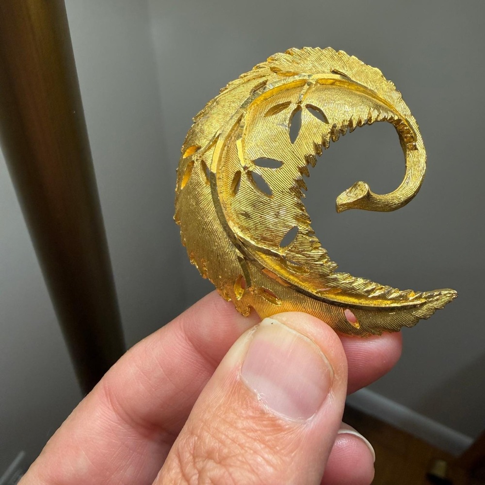 Vintage BSK Gold Tone Textured Feather Plume Brooch Pin Signed Mid Century